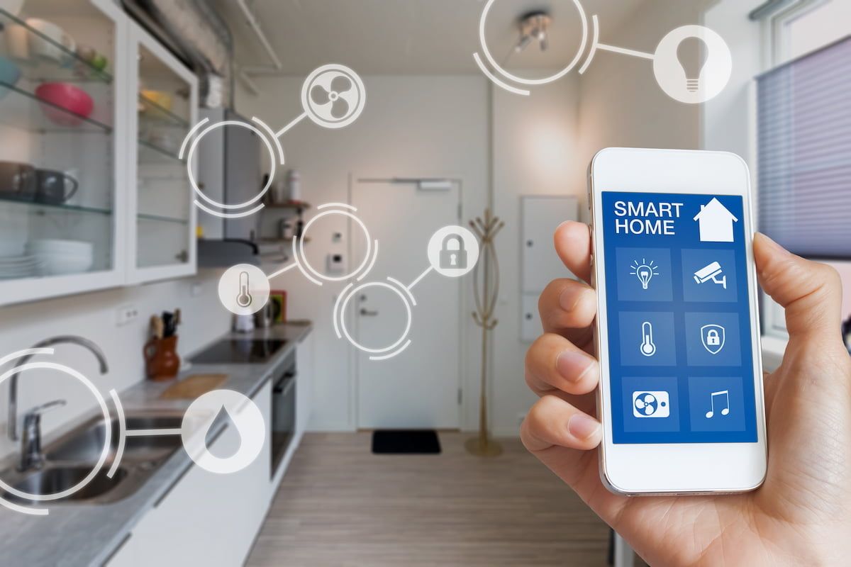 Moderne Smart-Home-Technologie in der Küche, die Geräte und Beleuchtung für mehr Komfort und Effizienz vernetzt.