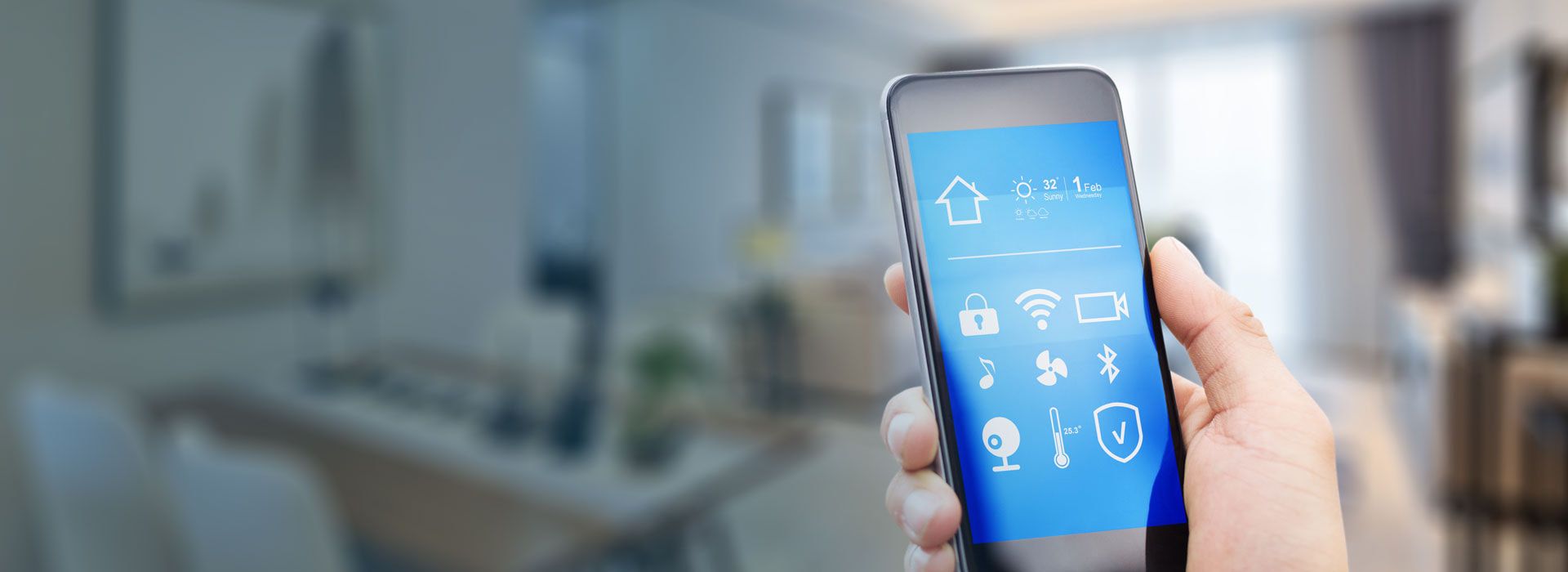 Eine Hand hält ein Handy mit Smart-Home Apps