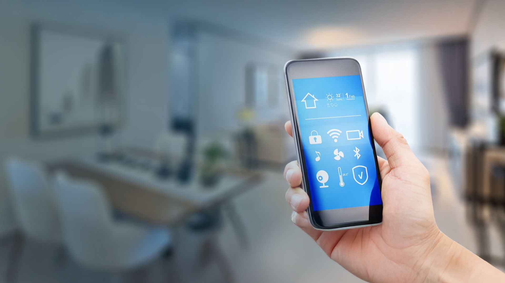 Eine Hand hält ein Handy mit Smart-Home Apps